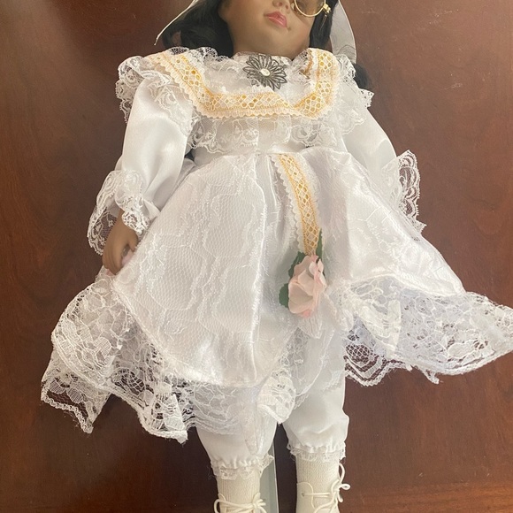Beautiful black Porcelain doll - Picture 7 of 16